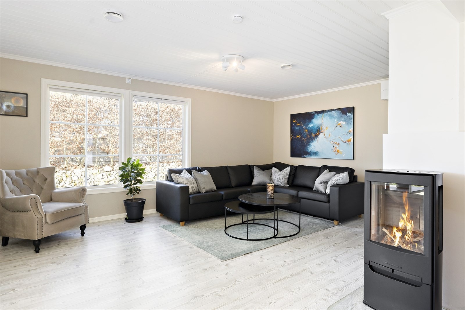 Stuen har luft til luft varmepumpe fra 2023 (produksjonsår 2022), balansert ventilasjonsanlegg installert i 2023 og peisovn. Veggflater i stuen er sparklet/malt i 2023. Galleribilde