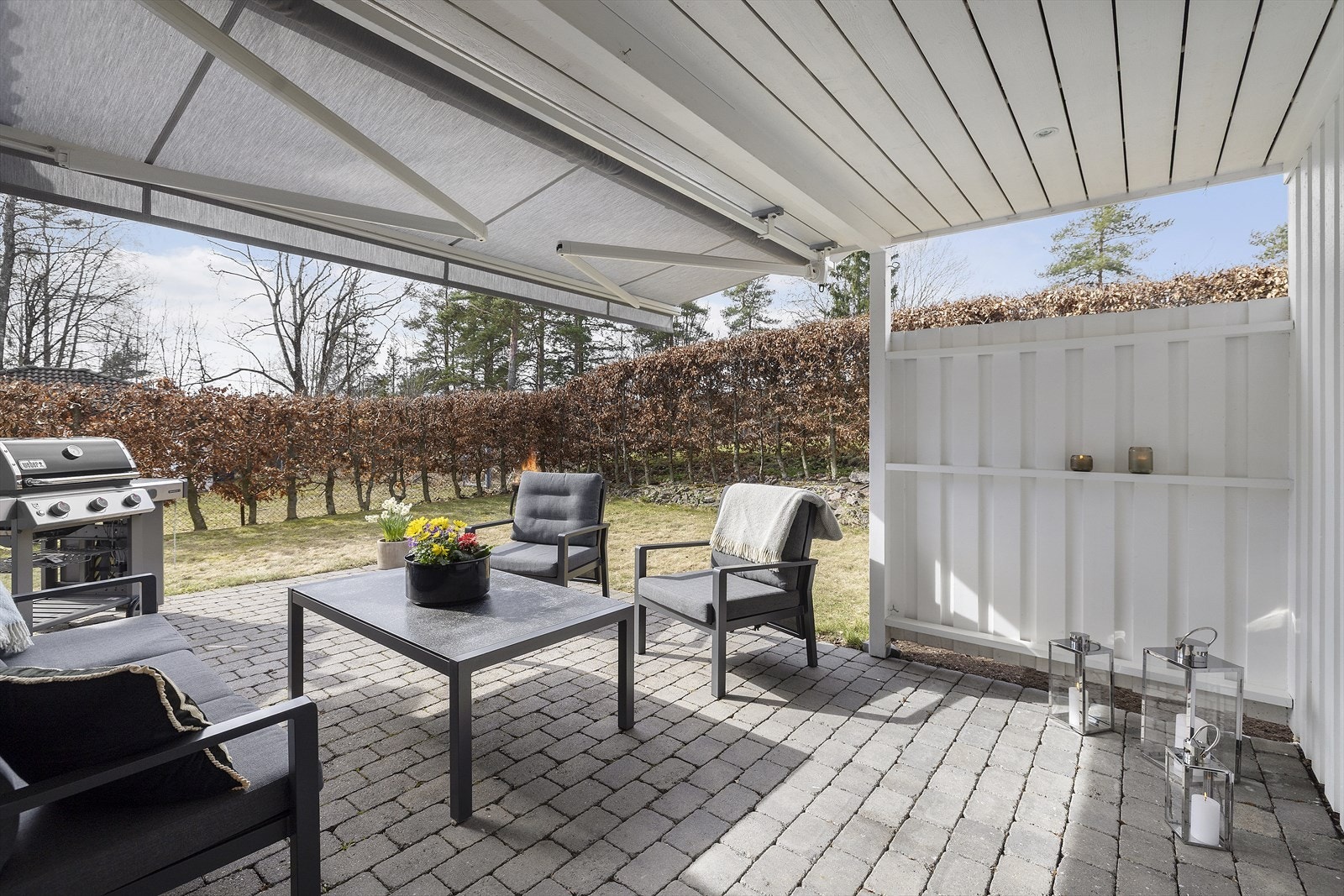 Boligen har en av de beste beliggenhetene i feltet. Tomten er pent opparbeidet med plen, busker og belegningsstein. Koselig uteplass med spotter i taket. Galleribilde