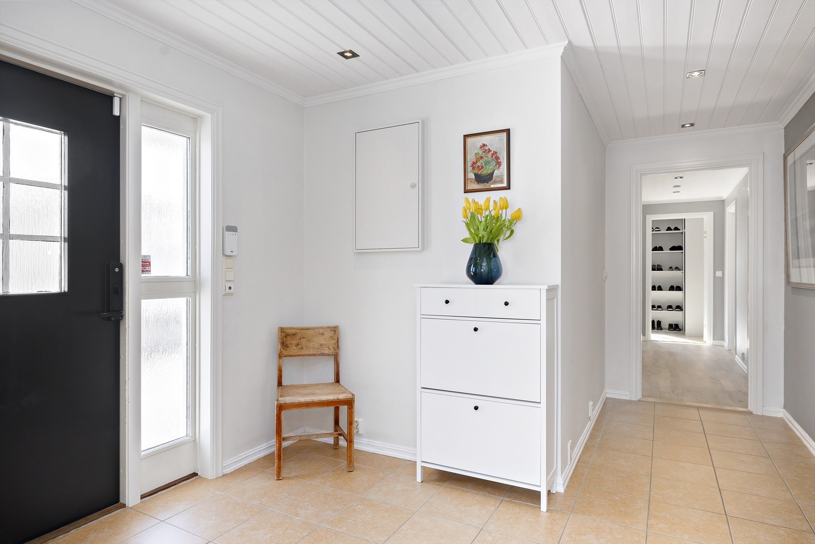 Velkommen inn! Entreen er romslig med god plass til å sette fra seg ting. Varmekabler sørger for en behagelig temperatur selv på kalde dager. Galleribilde