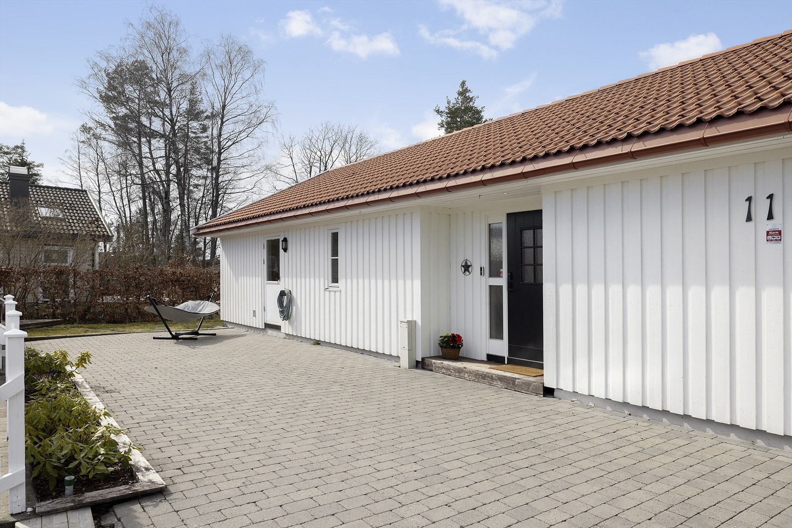 Gårdsplassen har både belegningsstein og asfalt slik at du slipper å ta med grus inn i huset. Galleribilde