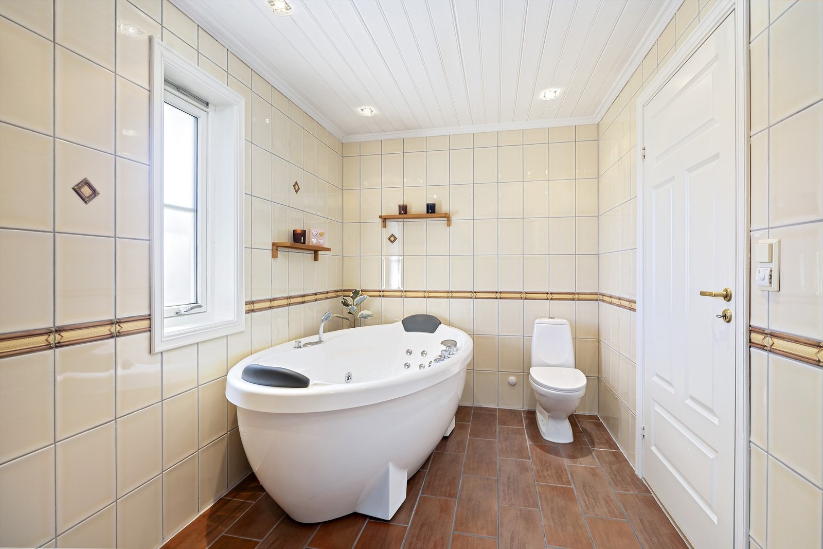 Baderommet har både stort badekar og dusjkabinett. Varmekabler i baderomsgulv. Galleribilde