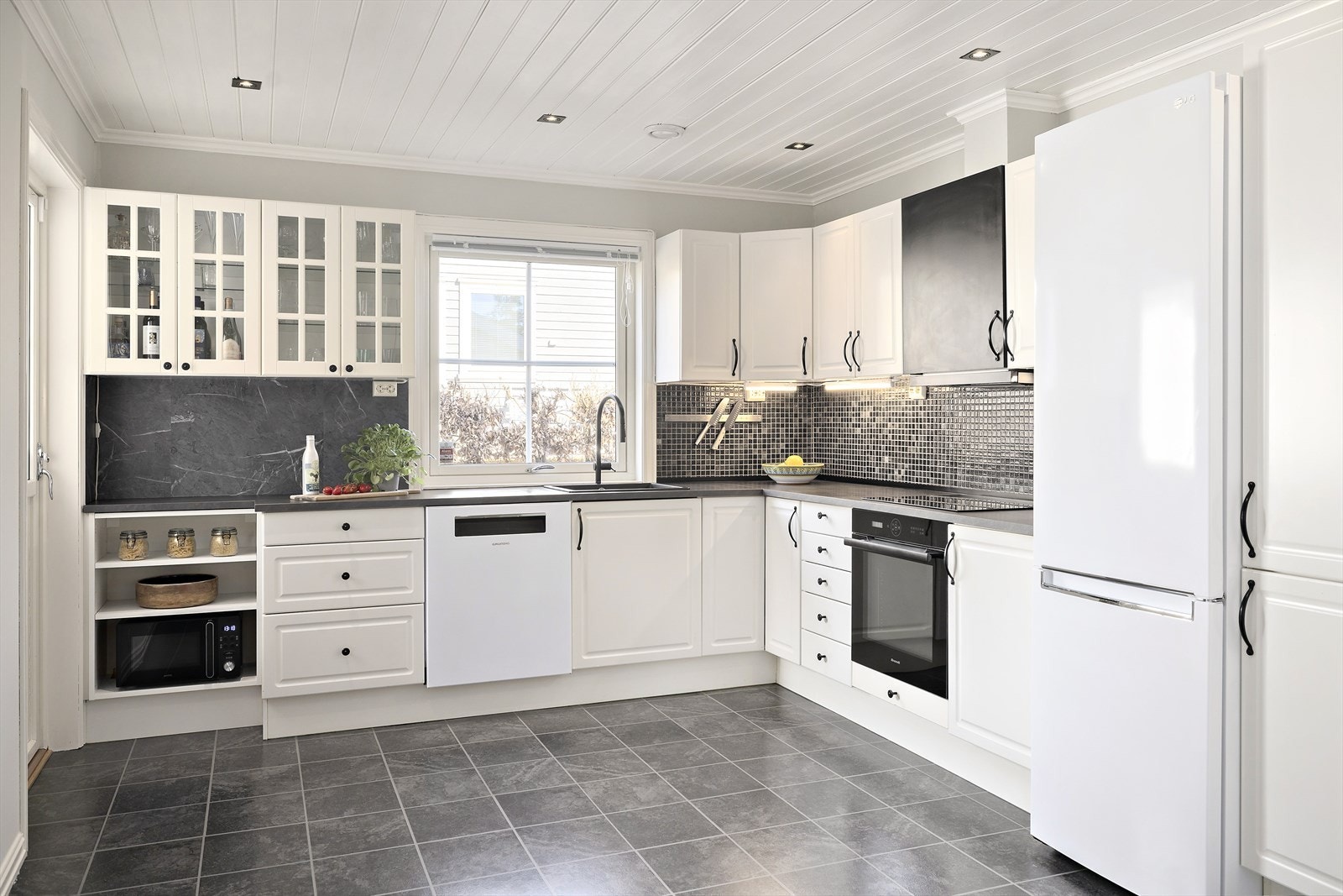 Benkeplate ble byttet i 2023, komfyr/platetopp og kum er fra 2022. Kjøkkenkran med uttrekkbar tut fra 2023. Galleribilde