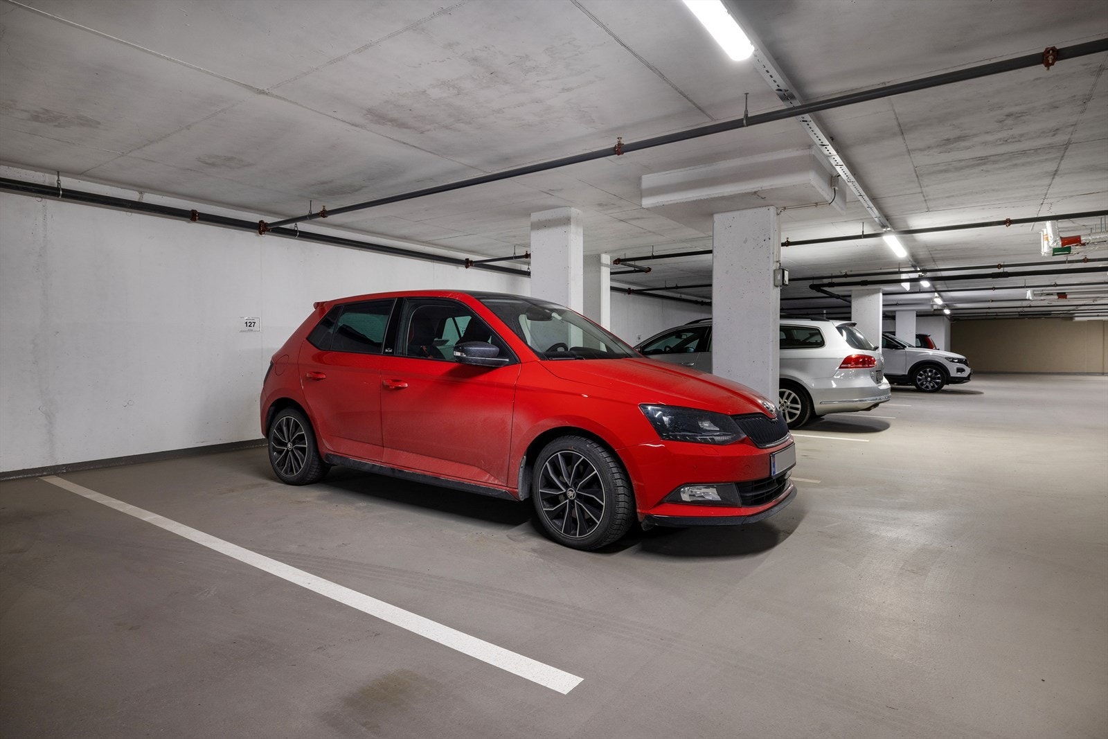 Stor parkeringsgarasje med mulighet for leie av parkeringsplass. Galleribilde