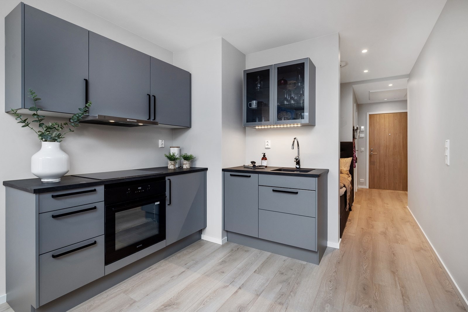 Lekker kjøkken med integrert komfyr, oppvaskmaskin og platetopp. Galleribilde