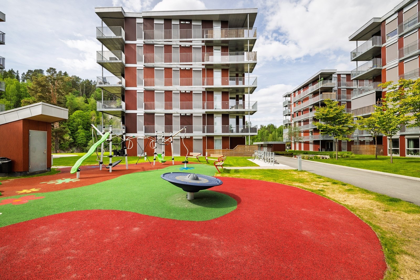 Flott lekeplass på sameiets tomt. Galleribilde