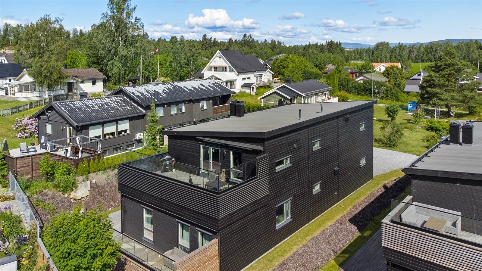 Stor terrasse på 29m² med impregnerte gulvbord og glassrekkverk - perfekt for utendørs hygge. Galleribilde