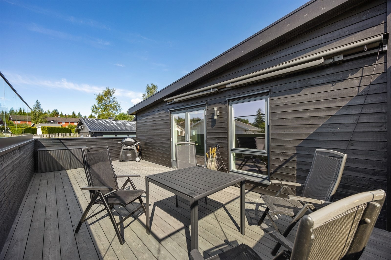 Direkte adkomst fra stue til terrasse gjør det enkelt å nyte utelivet. Galleribilde