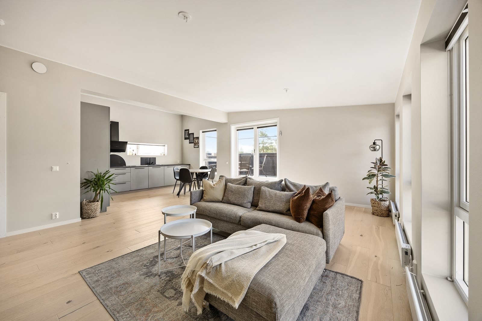 Kombinasjonen av parkettgulv og lyse vegger gir et tidløst interiør. Galleribilde