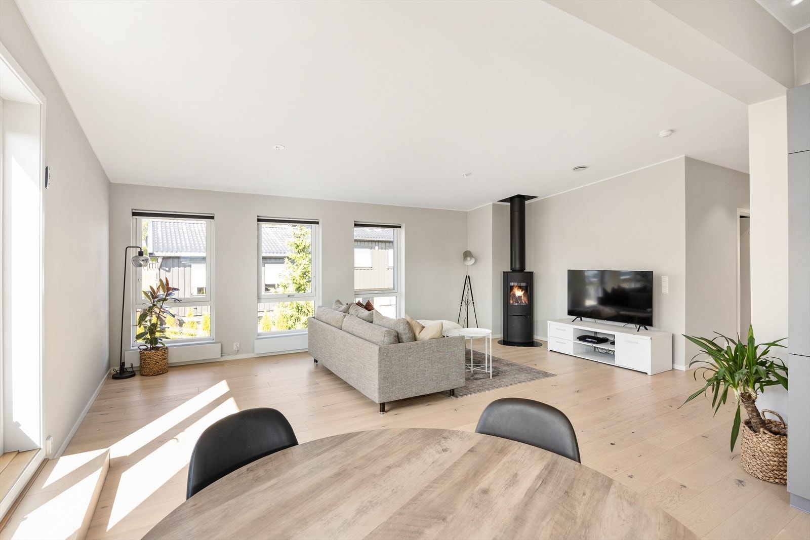 Stuen gir rikelig med plass for både sofagruppe og sosiale sammenkomster. Galleribilde