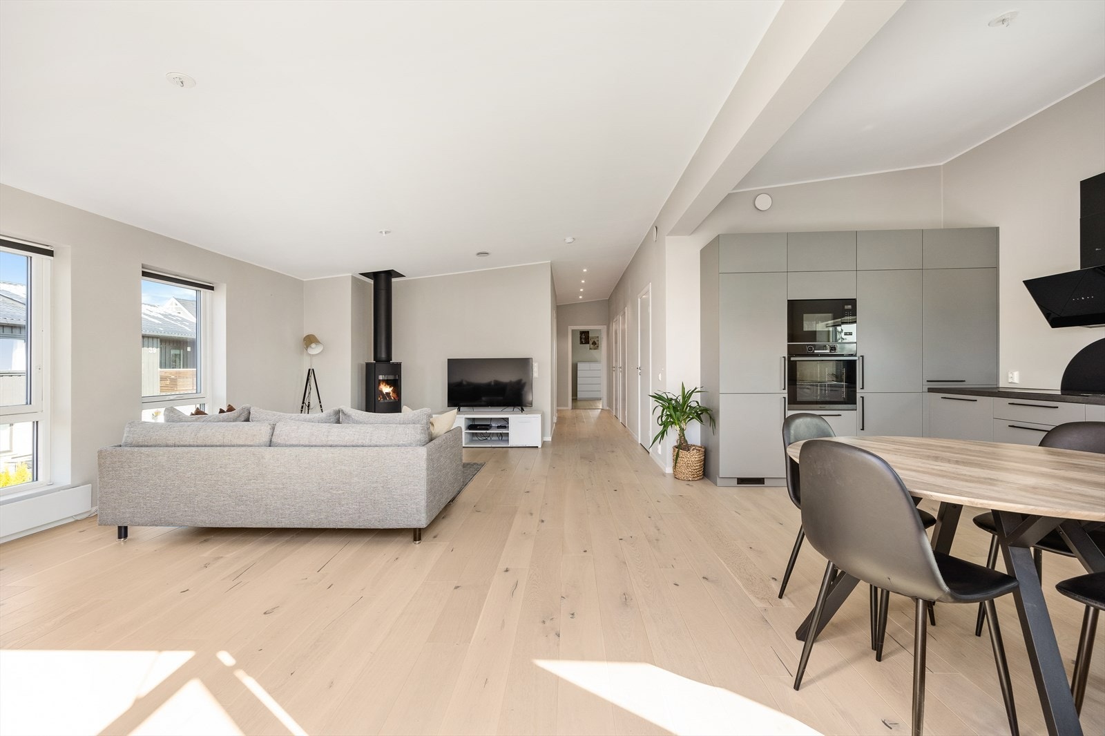 Luftig oppholdsrom med peisovn for ekstra varme og hygge på kjølige dager. Galleribilde