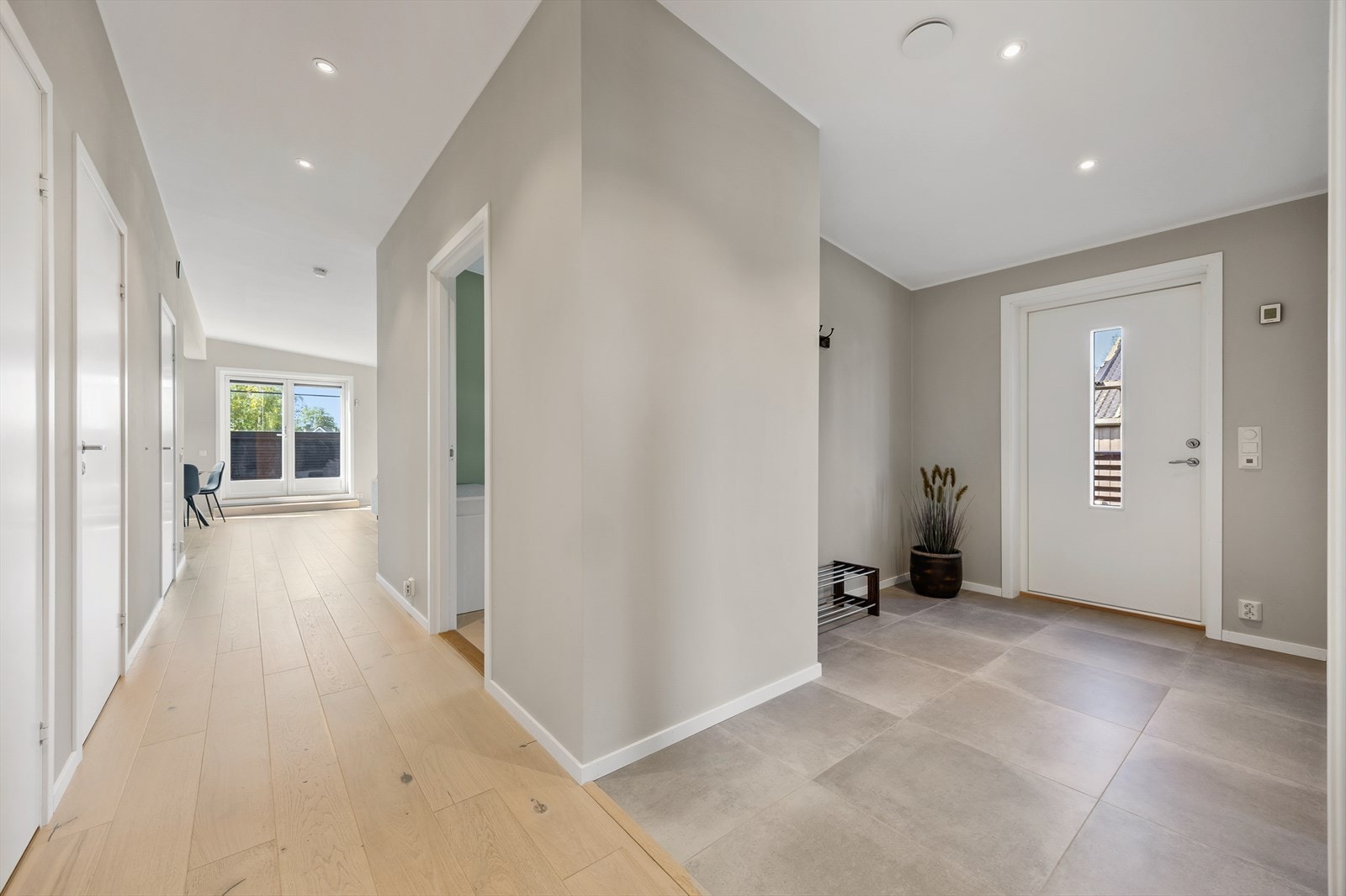 Lys og romslig gang med parkett som binder sammen alle rommene i etasjen. Galleribilde