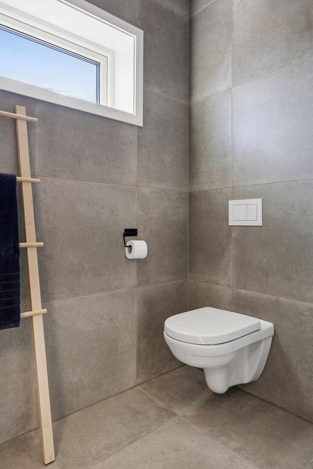 Vegghengt toalett på badet gir enkel rengjøring og et minimalistisk uttrykk. Galleribilde