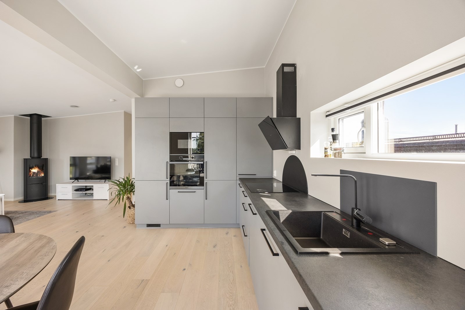 Kjøkken med glatte fronter, laminat benkeplate og kompositt oppvaskkum for praktisk bruk. Galleribilde