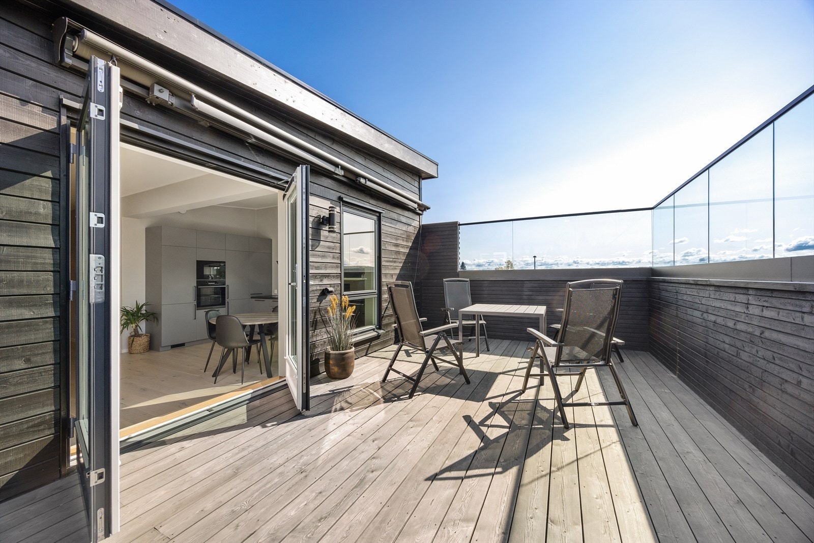 Terrassen gir plass til både spisegruppe og loungemøbler for utesesongen. Galleribilde