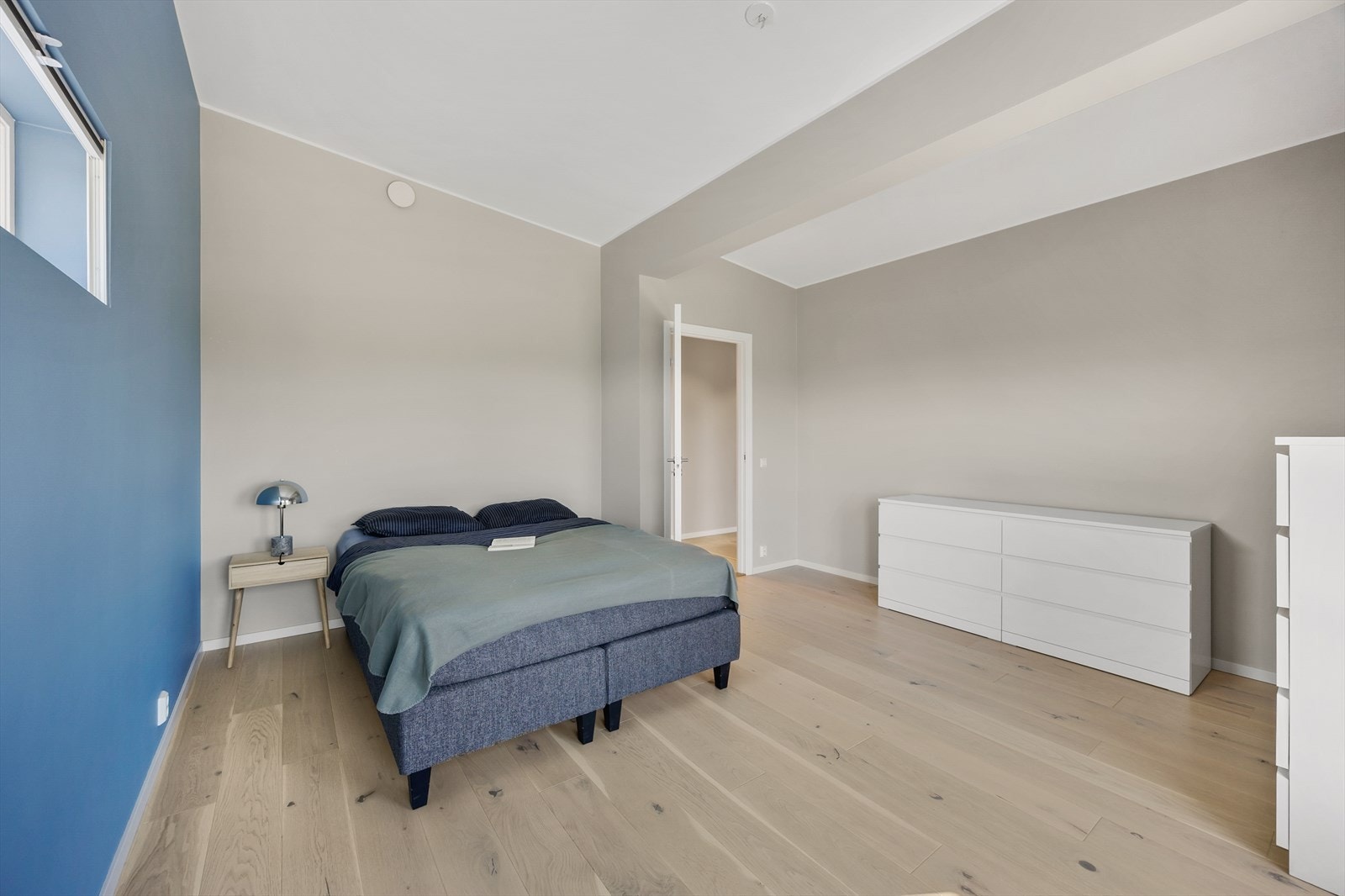 Lyst og innbydende hovedsoverom med mulighet for stor garderobe. Galleribilde