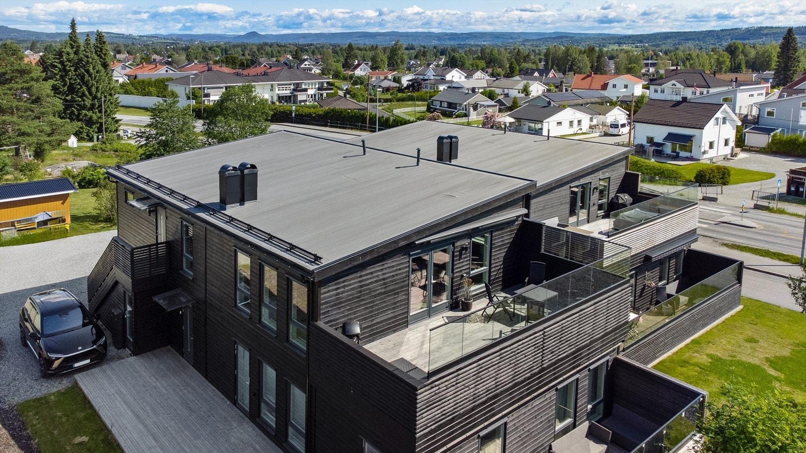 Stilren halvpart av tomannsbolig fra 2023 med romslig terrasse på 29m². Galleribilde
