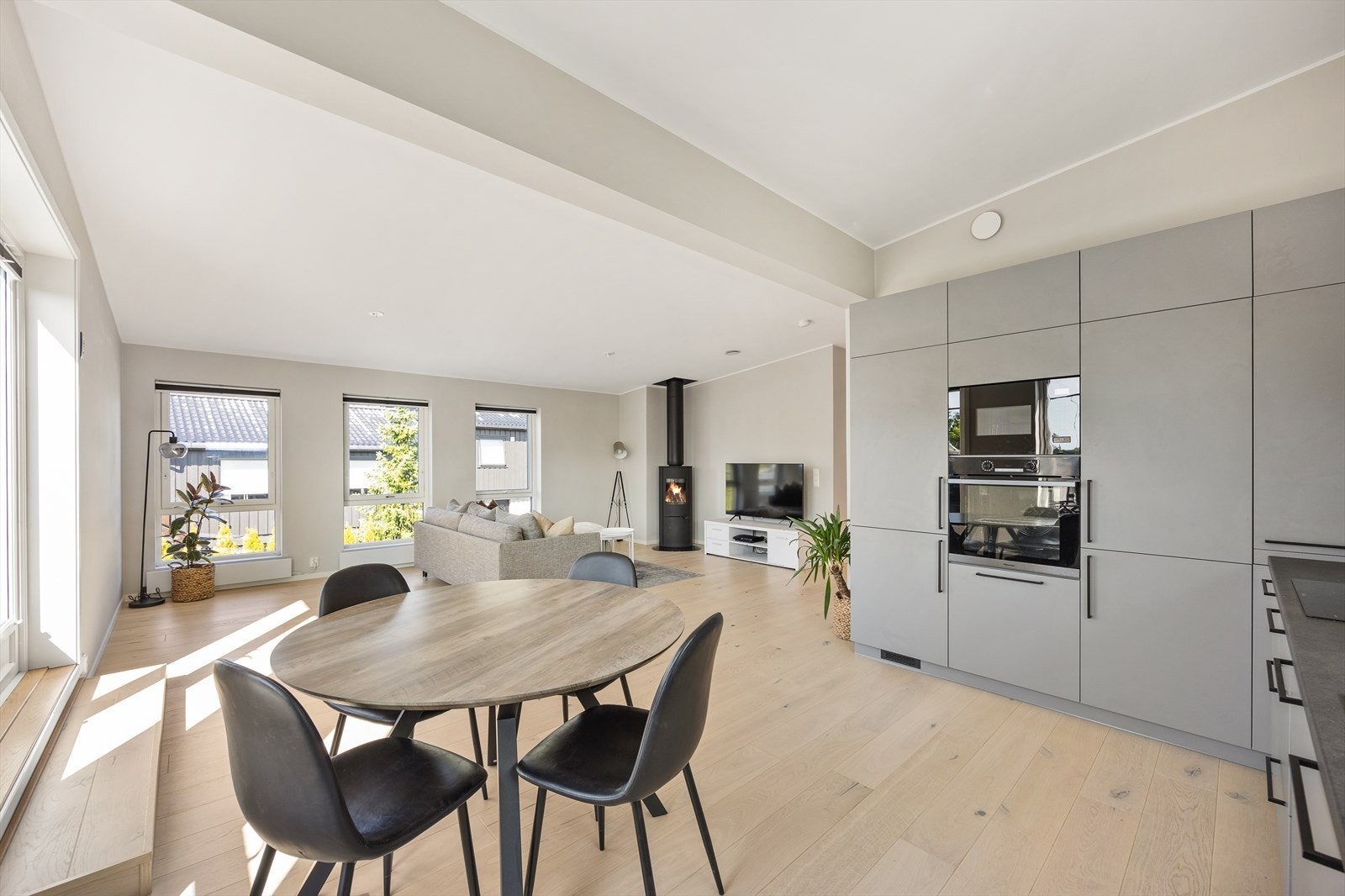 Stuen har store vinduer og gir rom for en fleksibel møblering. Galleribilde