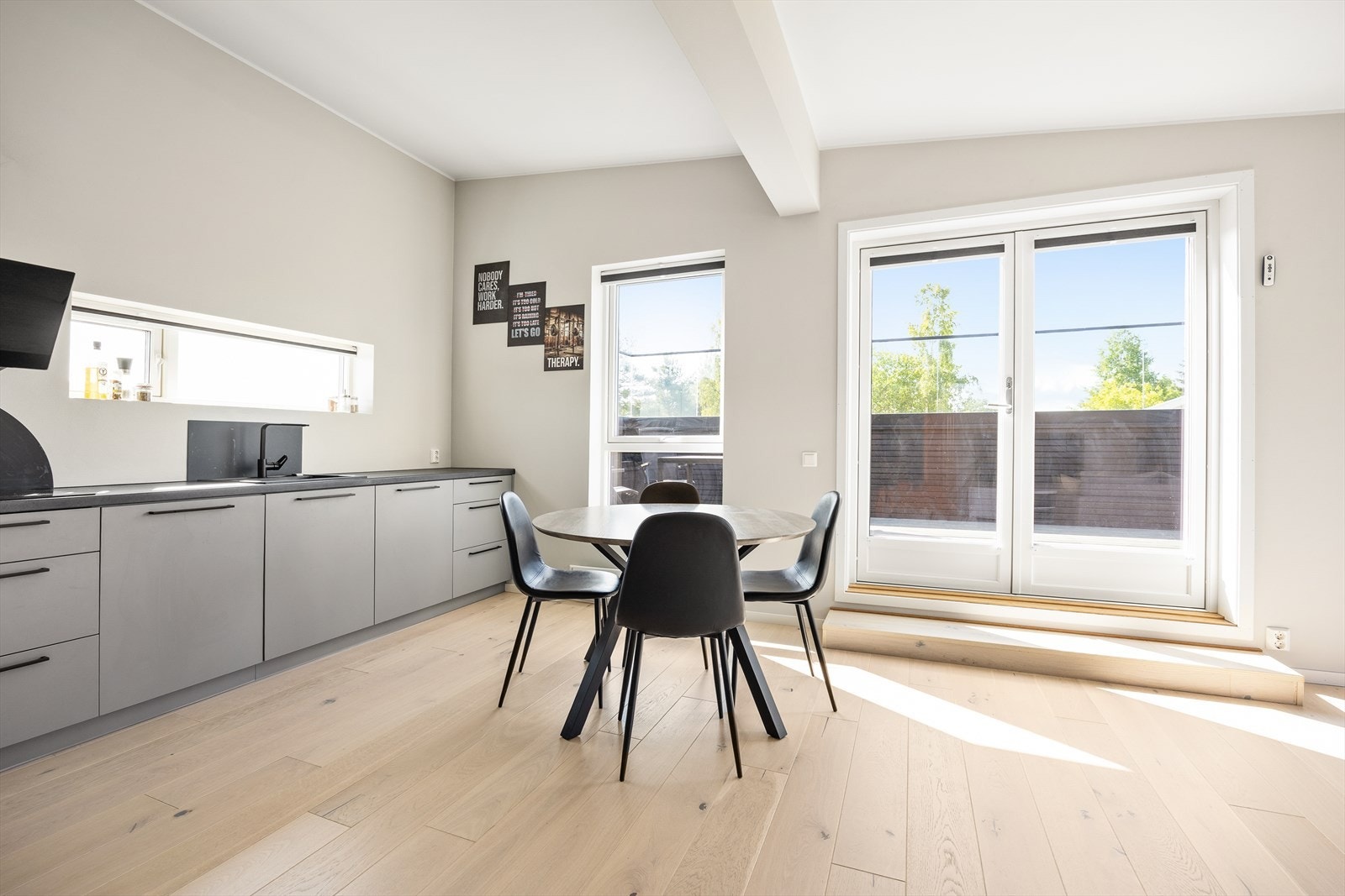 Direkte utgang fra kjøkkenet til terrasse gir sømløs overgang til uteliv. Galleribilde