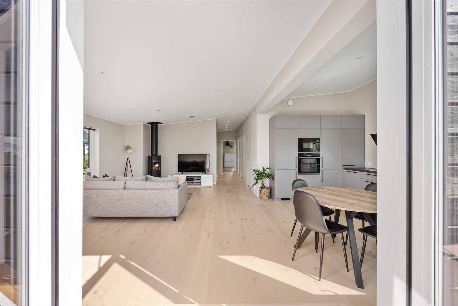 Fra terrassen får du et flott overblikk over stue/kjøkken-sonen. Galleribilde