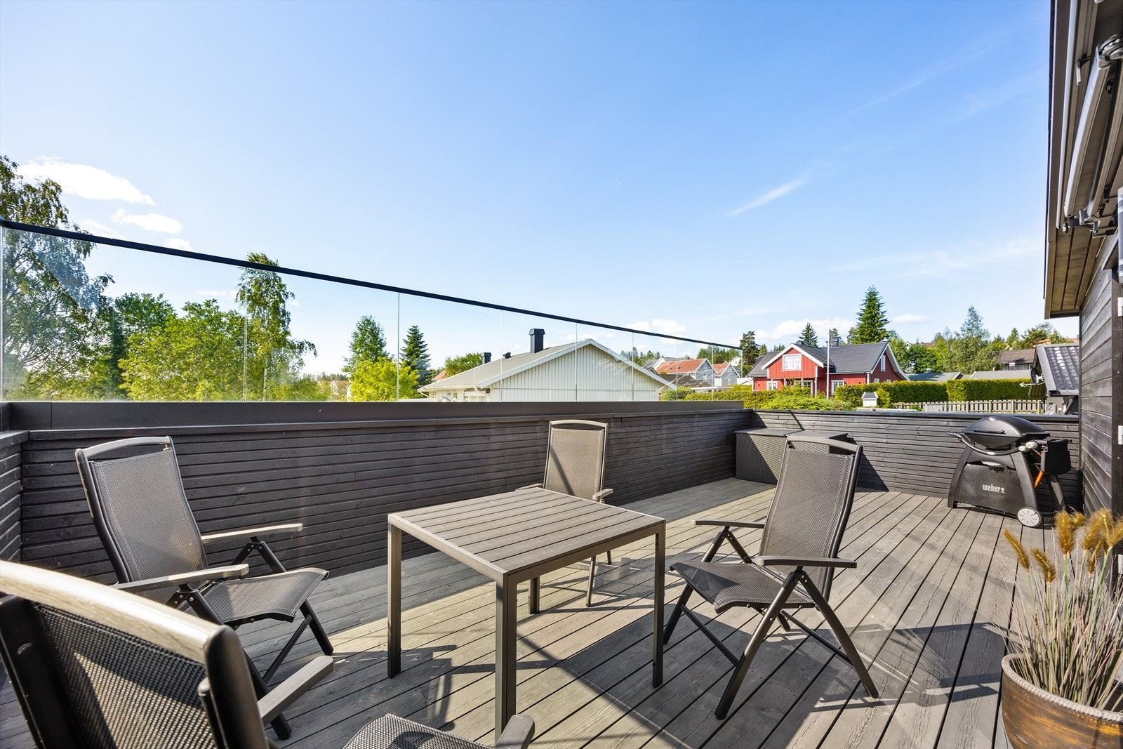 Glassrekkverk gir et moderne uttrykk og bidrar til en åpen og luftig følelse på terrassen. Galleribilde