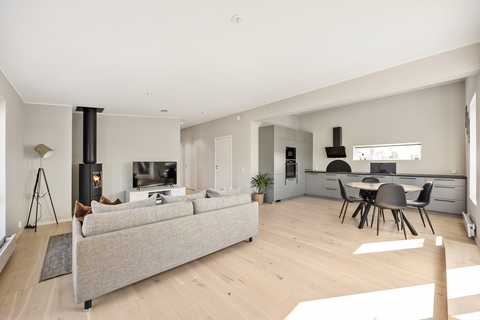 Åpen stue- og kjøkkenløsning gir et sosialt samlingspunkt til hele familien. Galleribilde