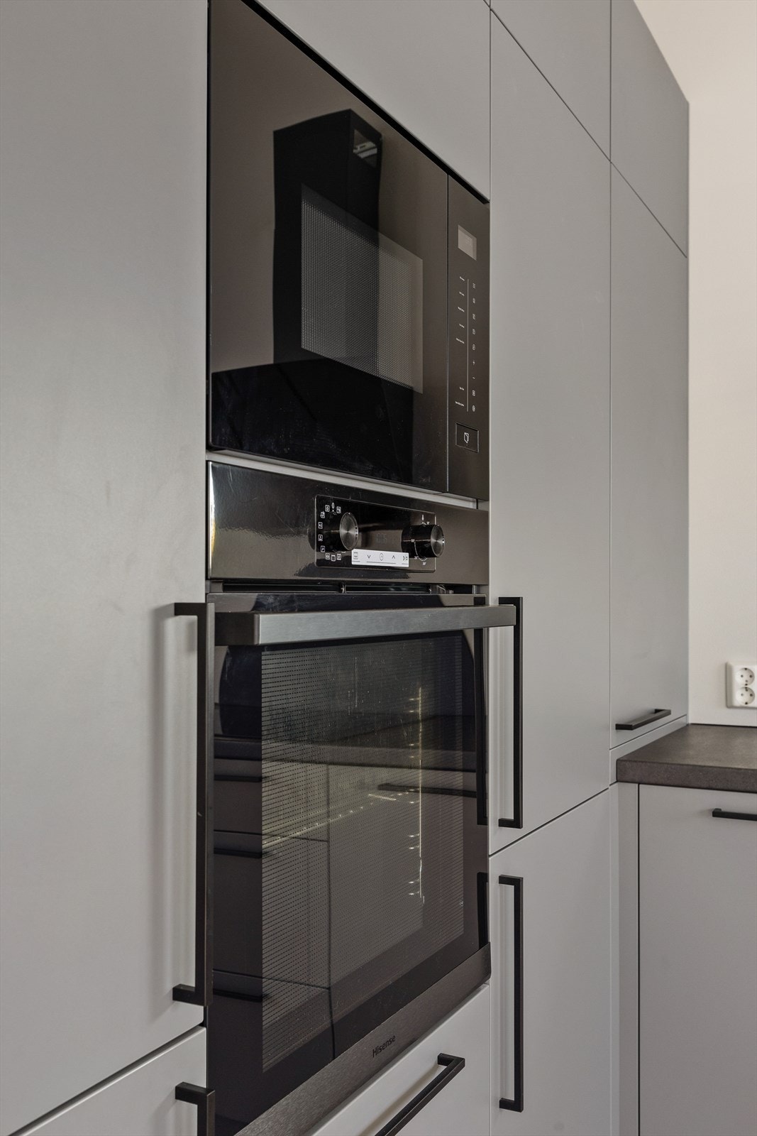 Innebygde hvitevarer som stekeovn og mikrobølgeovn gir et sømløst uttrykk. Galleribilde