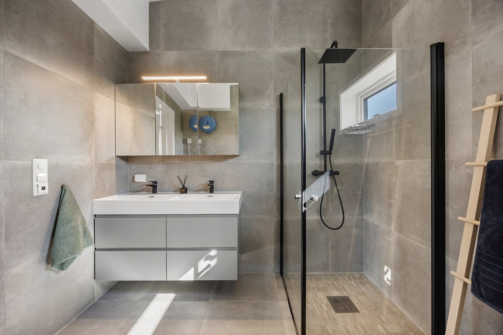 Badet har store keramiske fliser, innfelte downlights og moderne dusjløsning. Galleribilde