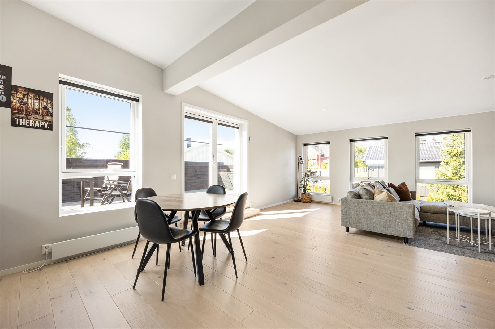 Naturlig lys strømmer inn fra flere vinduer og gir en behagelig atmosfære. Galleribilde