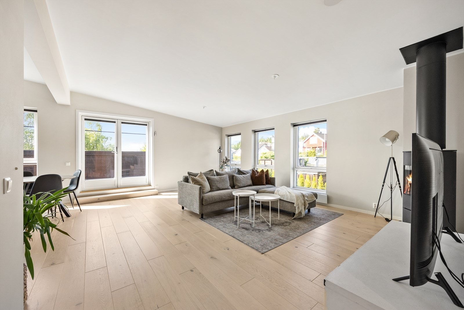 Stuen har åpen løsning mot kjøkken og utgang til terrasse, perfekt for gjester. Galleribilde