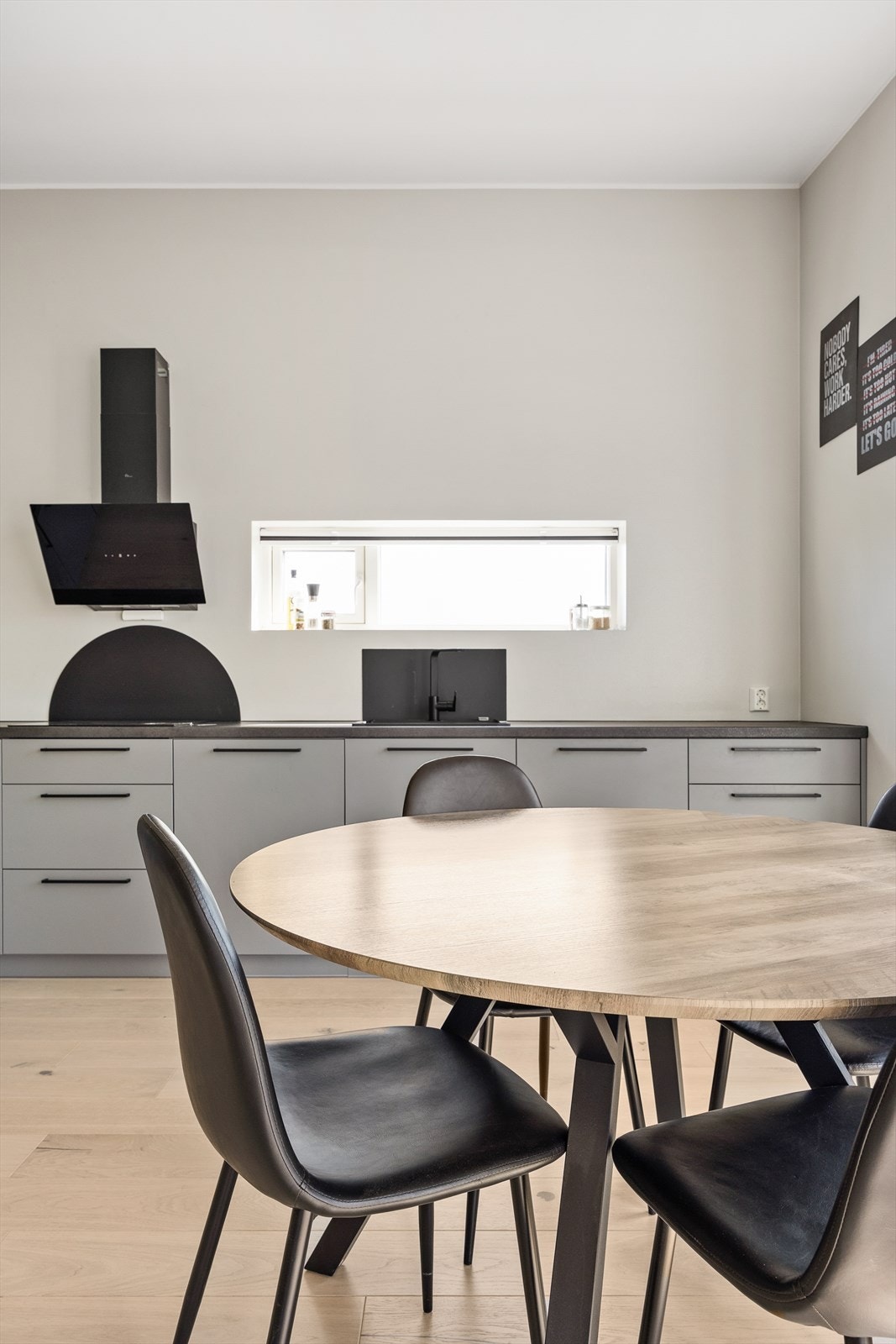 God plass til spisebord i tilknytning til kjøkkenet for hyggelige middager. Galleribilde