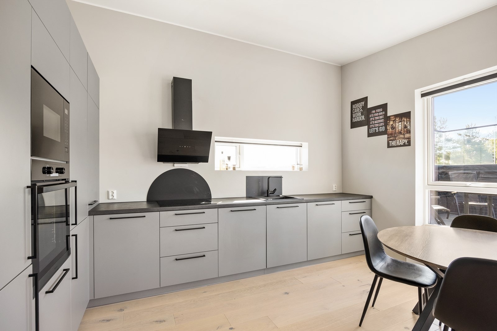 Spiseplass ved kjøkkenet gir en hyggelig sone for både hverdagsmåltider og gjester. Galleribilde