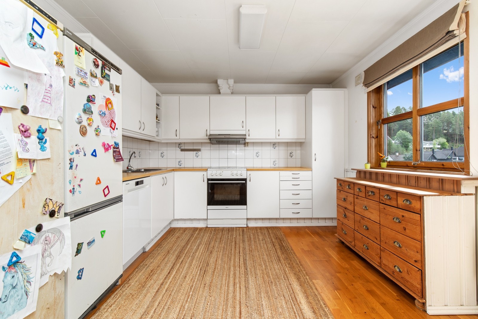 Lyst kjøkken med praktisk beliggenhet i boligen. Galleribilde