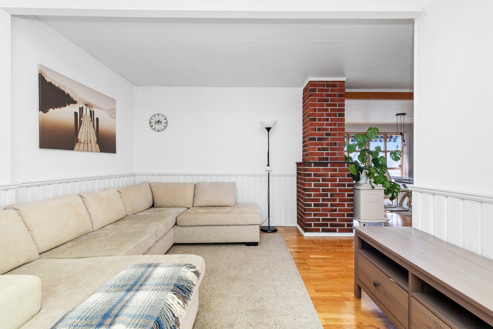 Stuen er lys og innbydende. Galleribilde