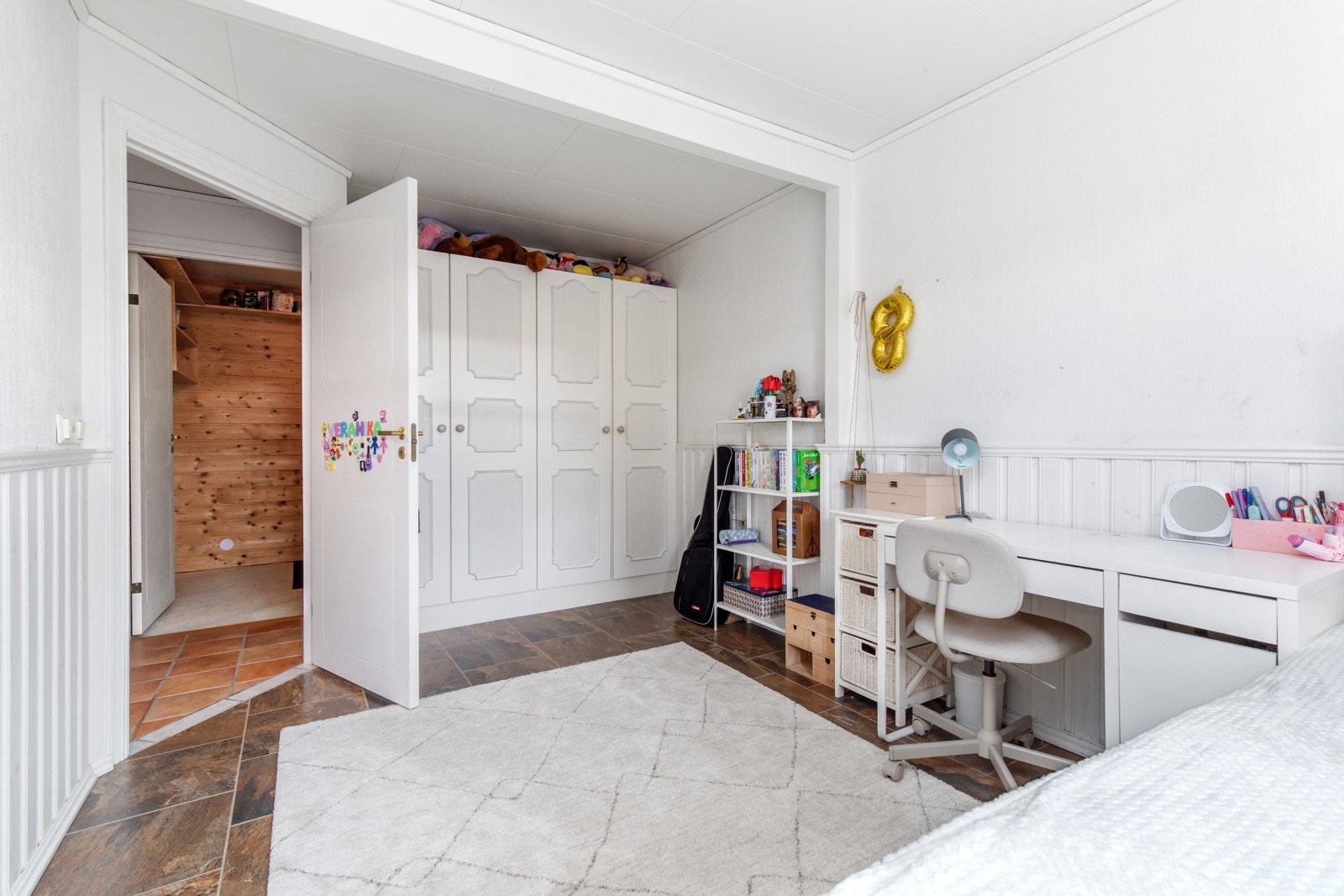 Soverommet har bra med oppbevaringsplass i garderobeskap. Galleribilde