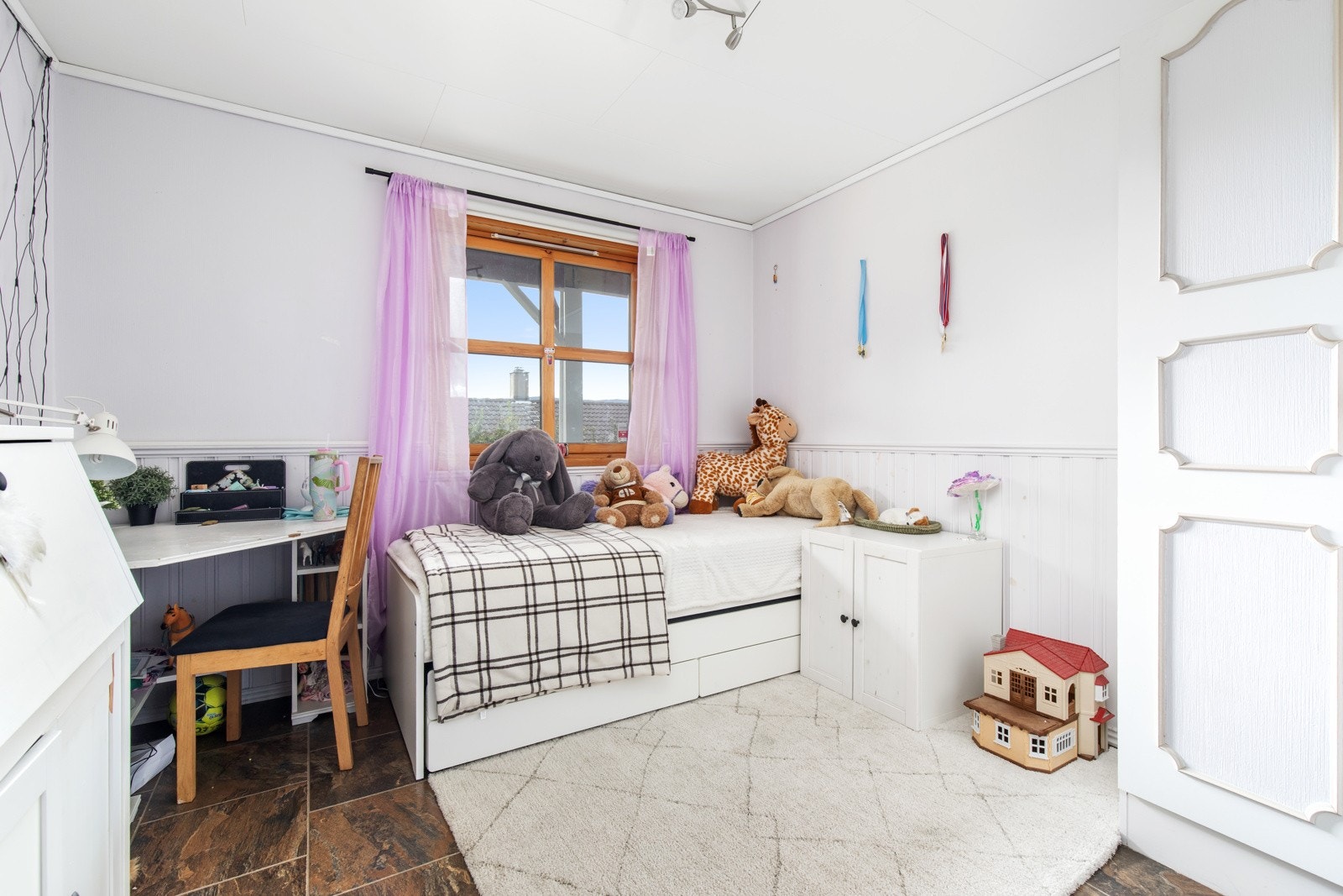 Soverom 2 i 1.etasje. Fungerer flott som et kontor eller barnerom. Galleribilde