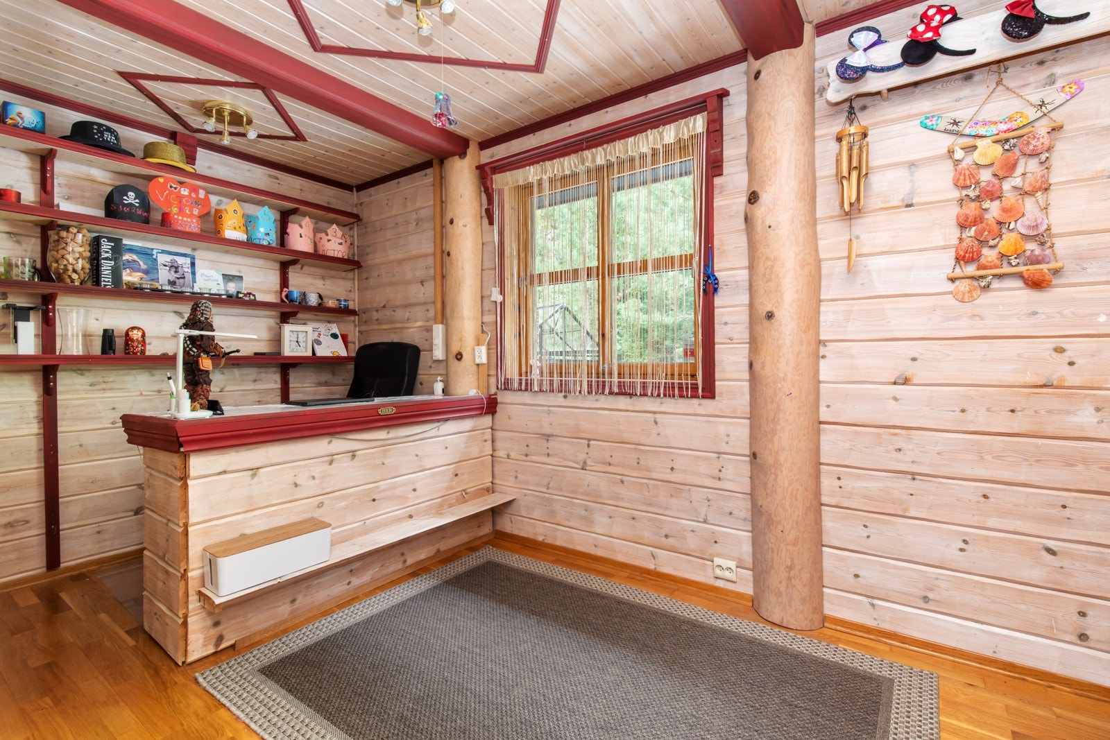 Oppholdsrom som kan brukes som hjemmekontor eller en stilig bar. Galleribilde