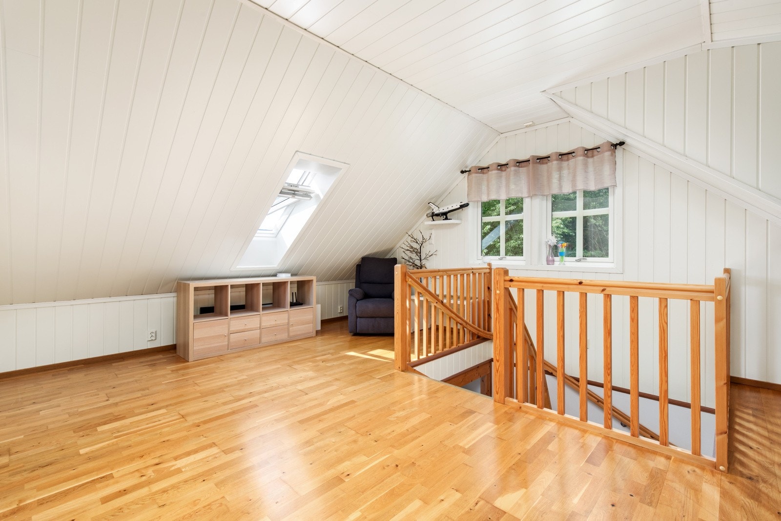 Lys og praktisk loftstue i 3.etasje. Galleribilde