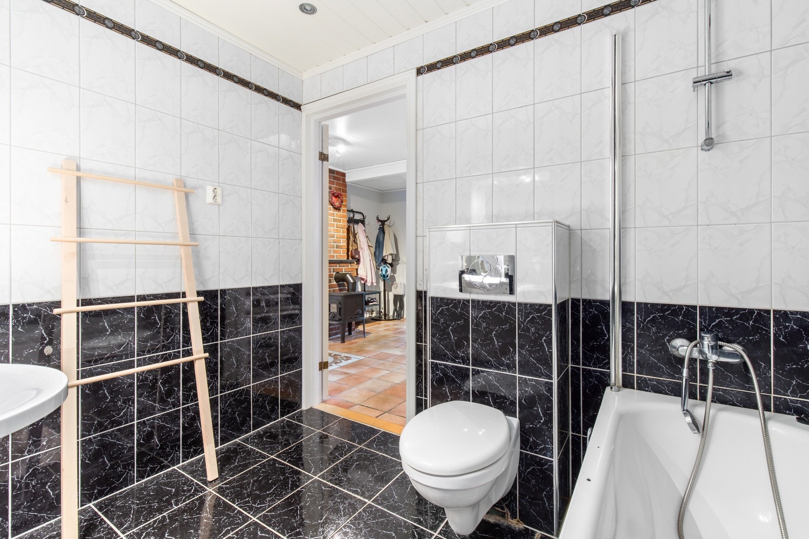 Badet er utstyrt med badekar toalett og servant over servantskap med profilert utførelse. Galleribilde