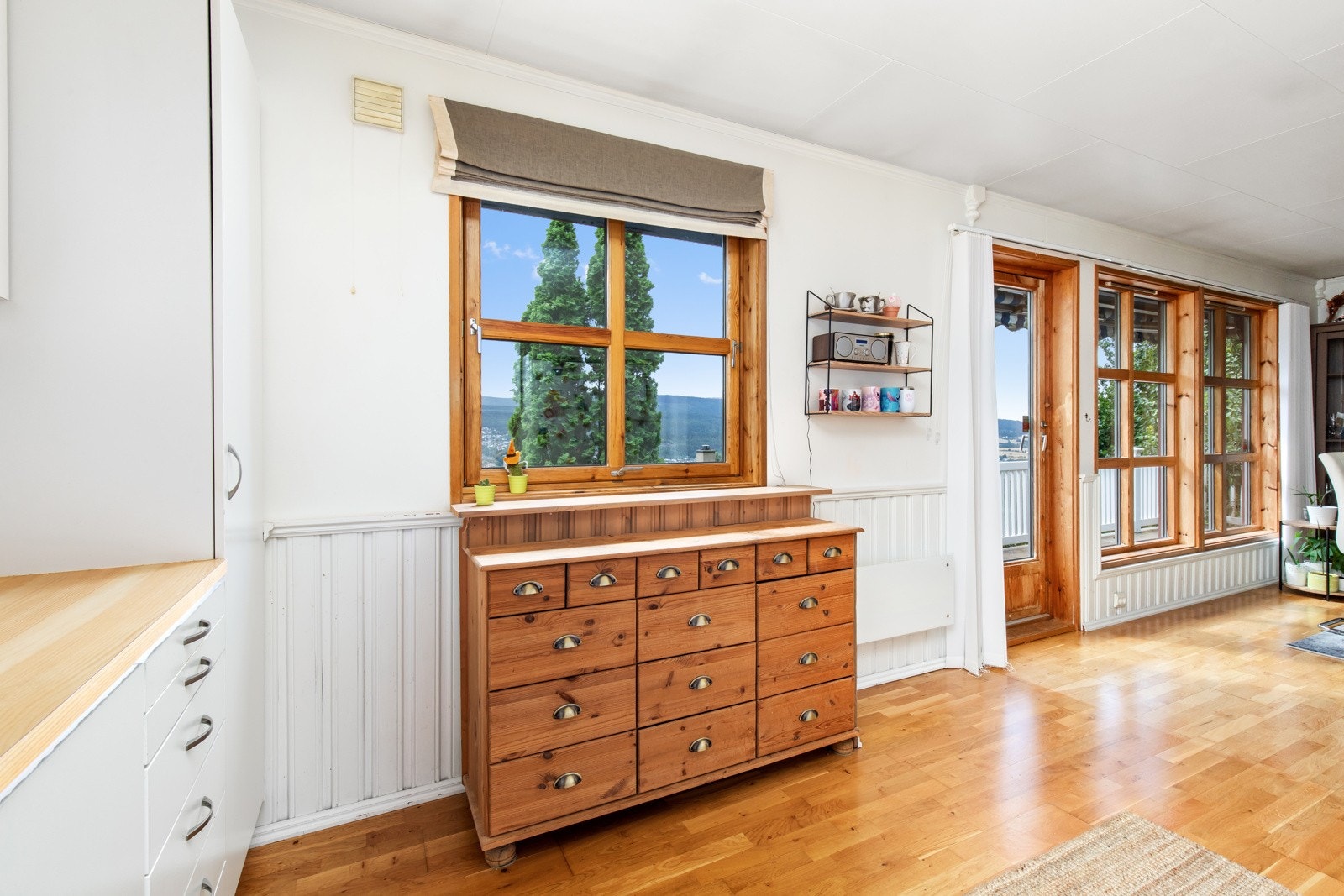 Kjøkkenet har rikelig med benk- og skapplass og er utstyrt med, oppvaskmaskin, ventilator, platetopp, stekeovn samt kjøle- og fryseskap. Galleribilde