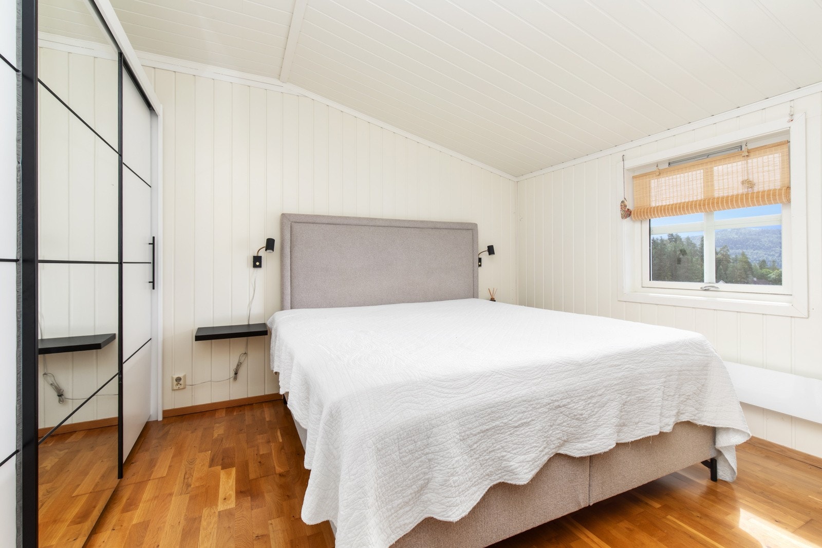 Soverom i 3.etasje med utsikt utover Eikerbygdene. Galleribilde