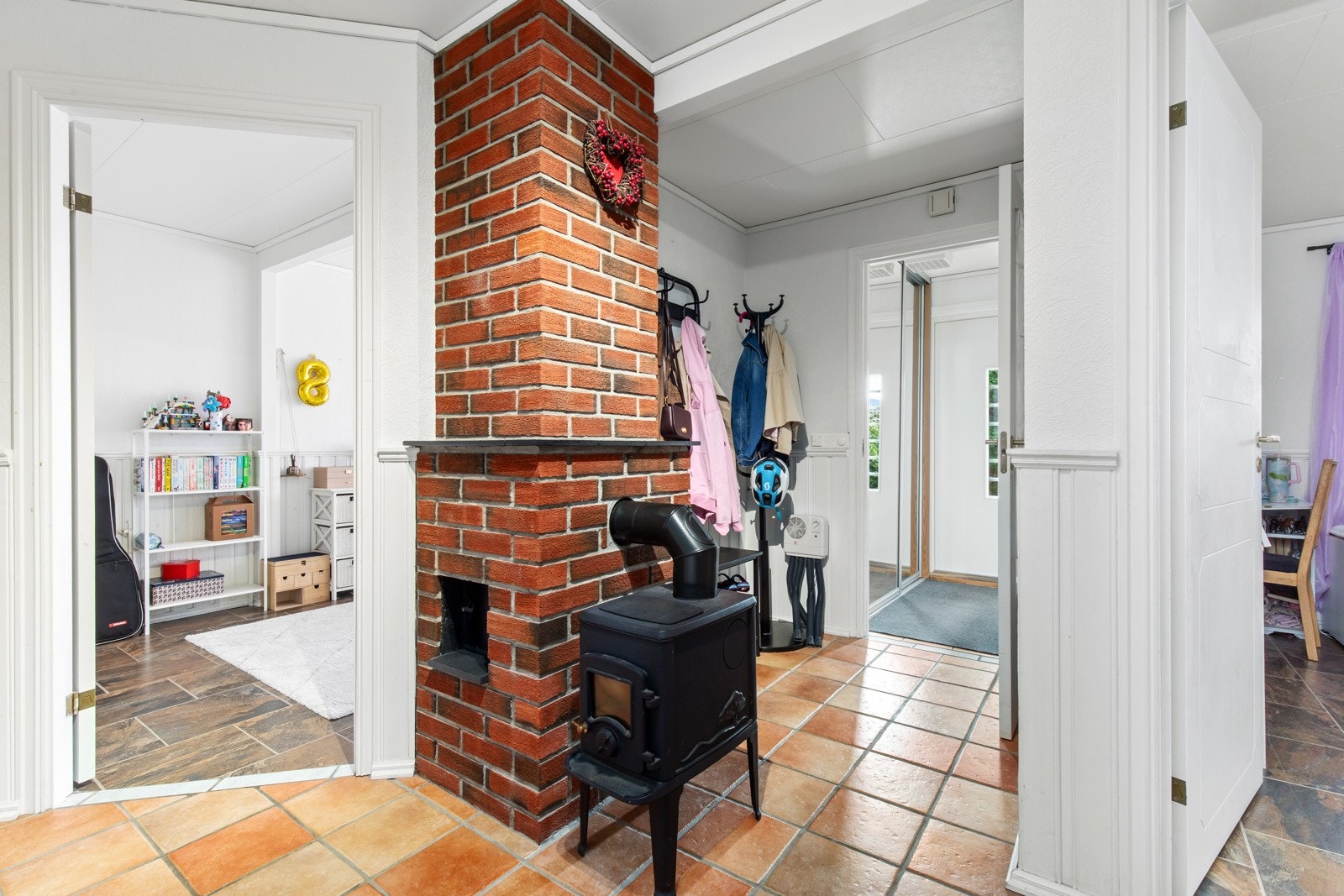 Velkommen inn til romslig entré med praktisk planløsning og mulighet til å varme opp etasjen med vedovn. Galleribilde