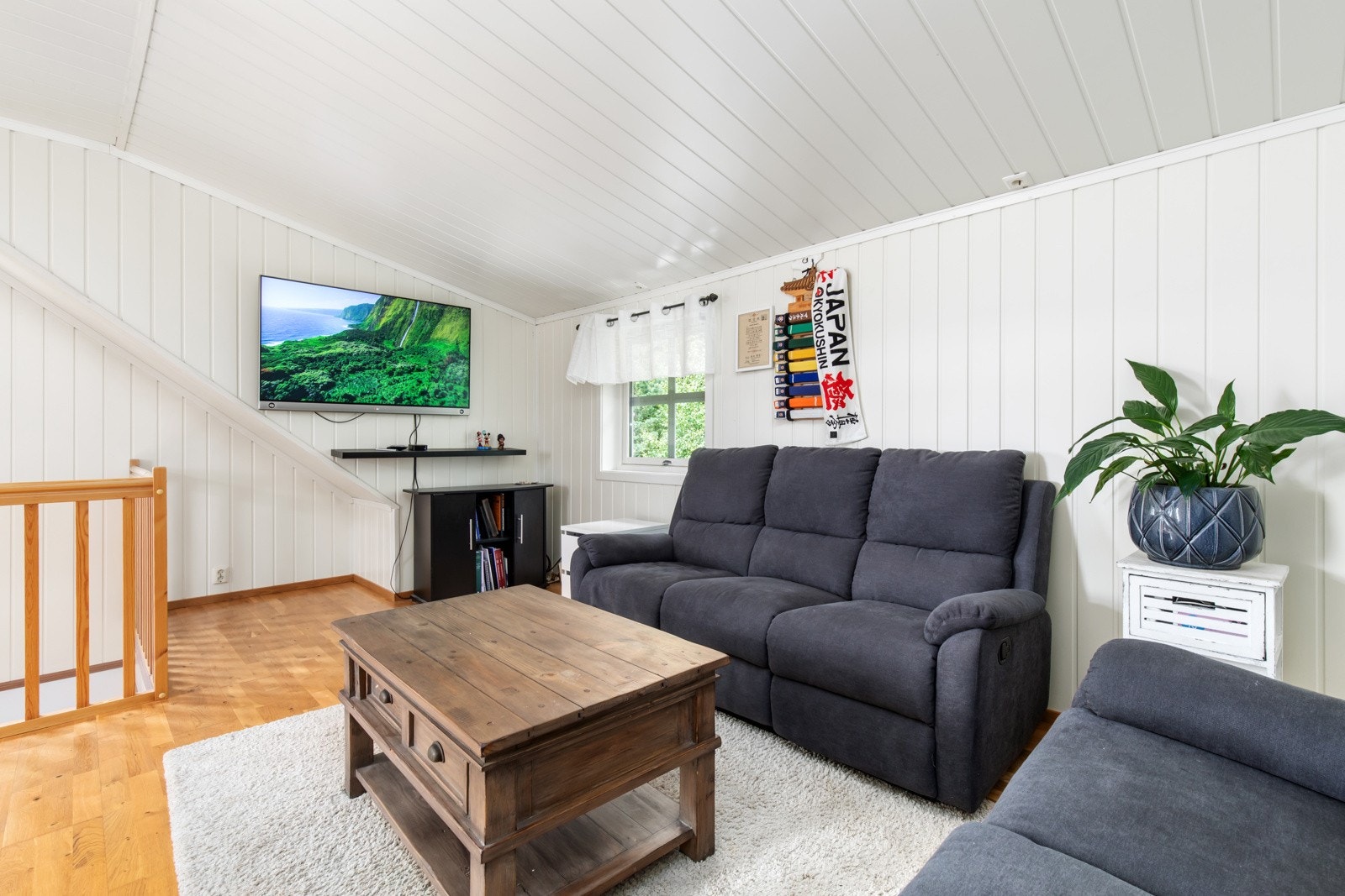 Stuen har god plass til en trivelig sofagruppe. Galleribilde