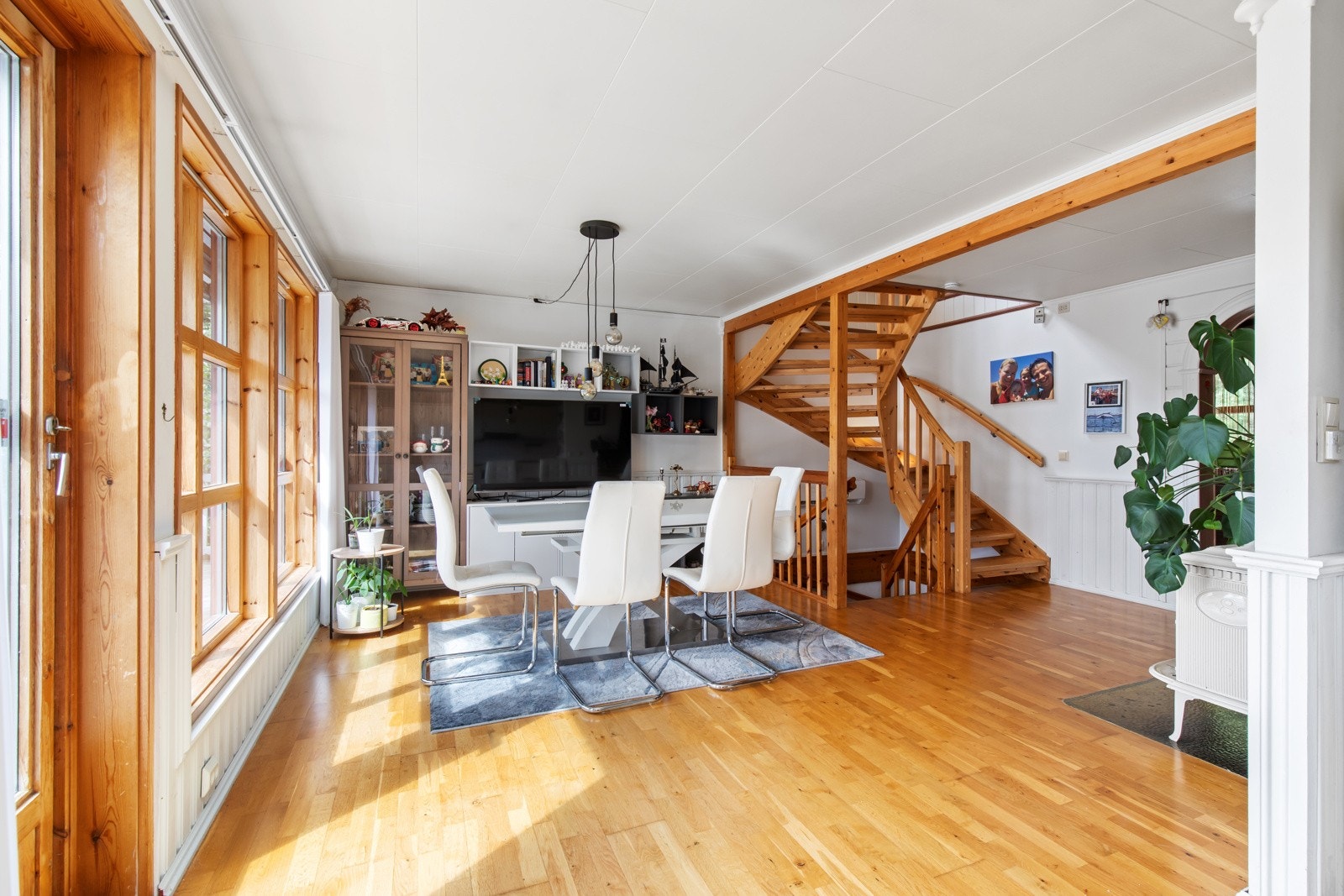 Spisestuen har en åpen løsning til kjøkkenet og god plass til en spisegruppe. Galleribilde