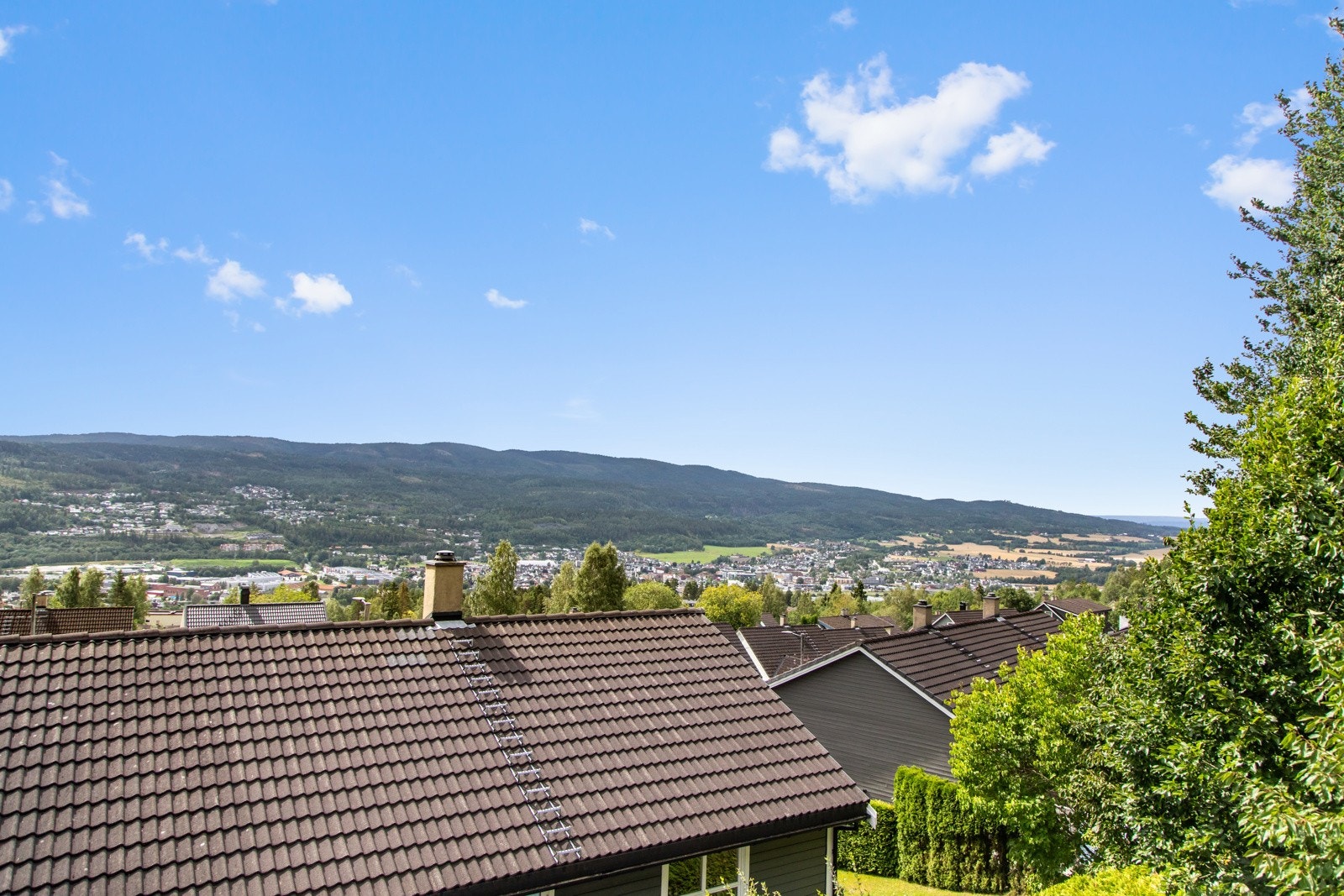 Utsikt utover eikerbygdene fra vindu på soverommet. Galleribilde