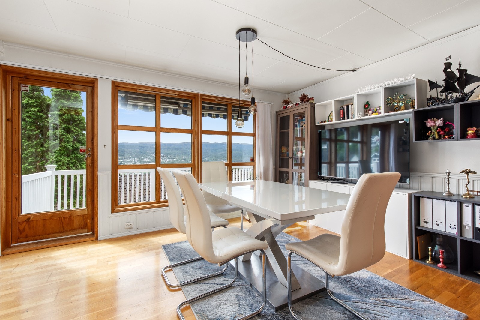 Romslig åpen stue/kjøkken løsning. Galleribilde