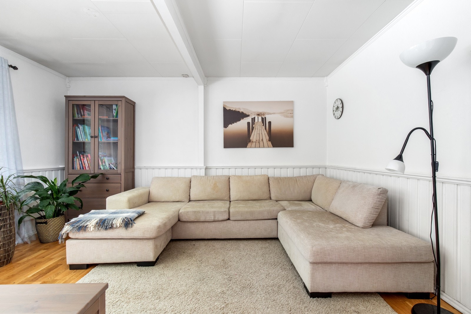 Stuen har god plass til en trivelig sofagruppe. Galleribilde