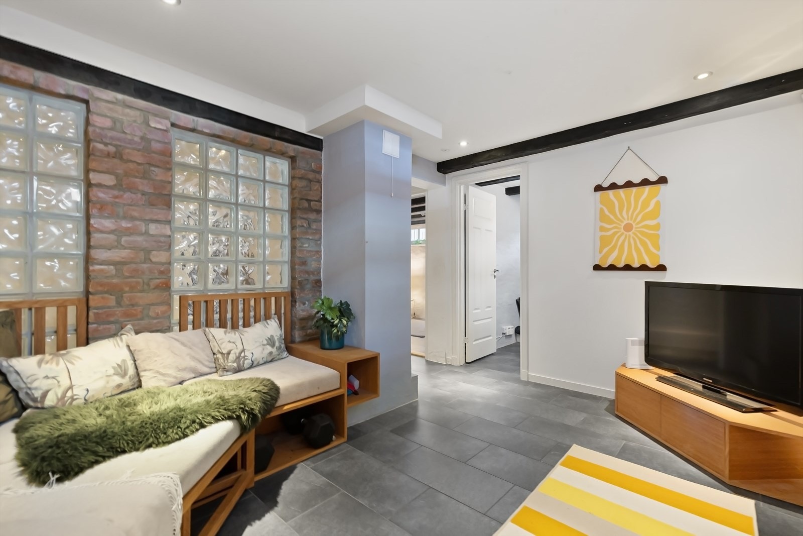 Rommet er utstyrt med godt tilpassede møbler som maksimerer plassen og skaper en koselig atmosfære. Galleribilde