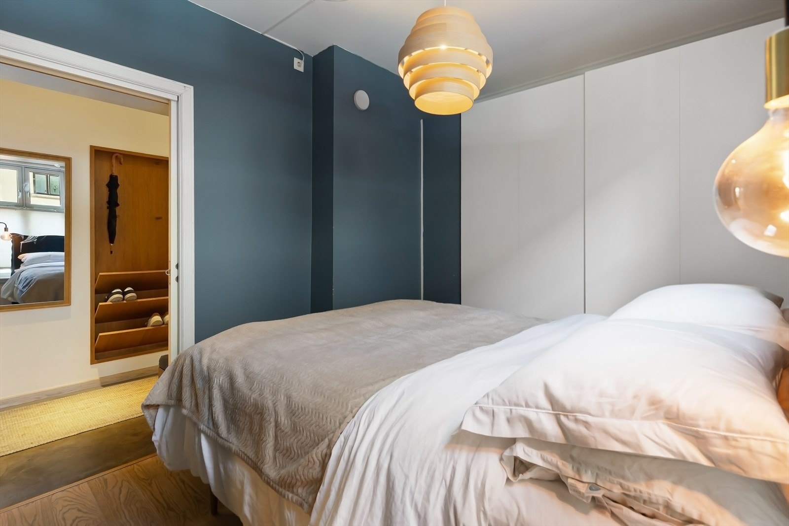 Rommet har enstavs parkettgulv, som gir en varm og innbydende følelse. Galleribilde