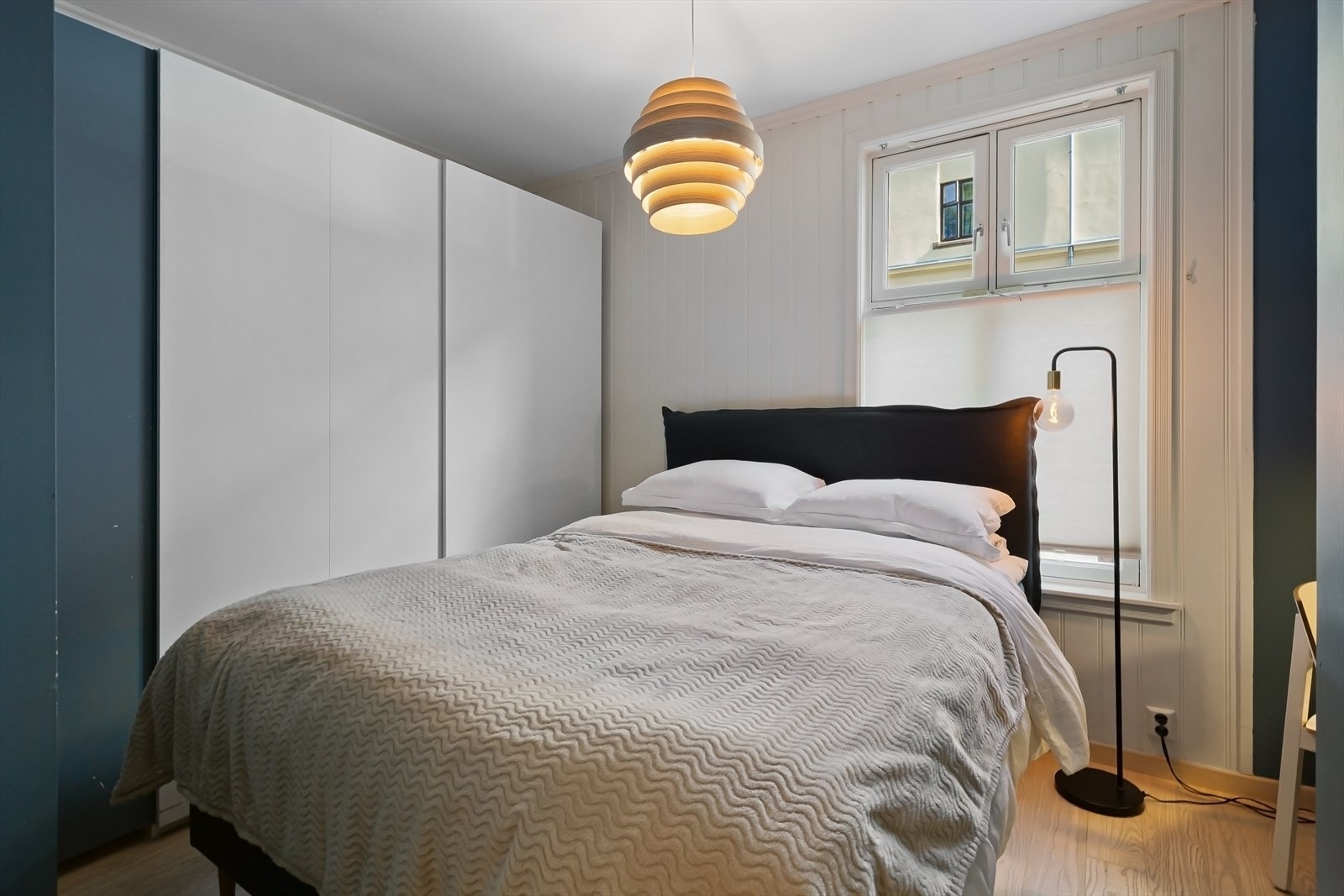 Soverommet i 1. etasje er lyst og funksjonelt med en praktisk skyvedørsgarderobe med glatte fronter. Galleribilde