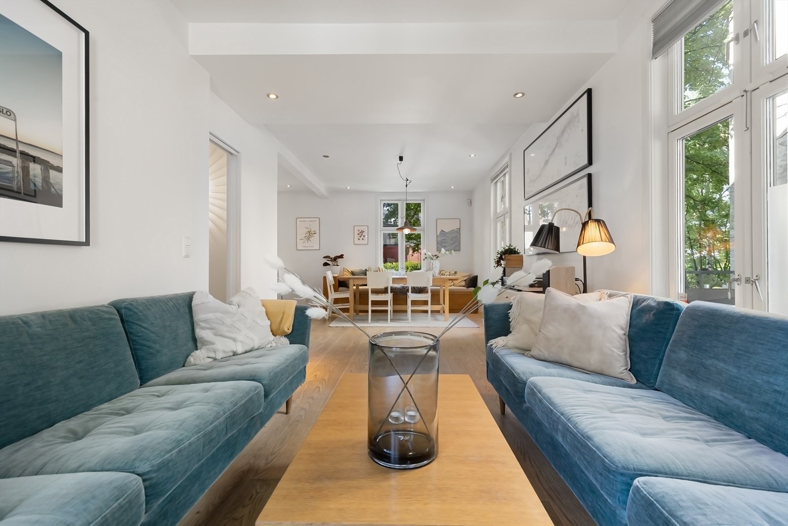 Den åpne planløsningen mot kjøkkenet gjør stuen perfekt for både avslapning og underholdning. Galleribilde